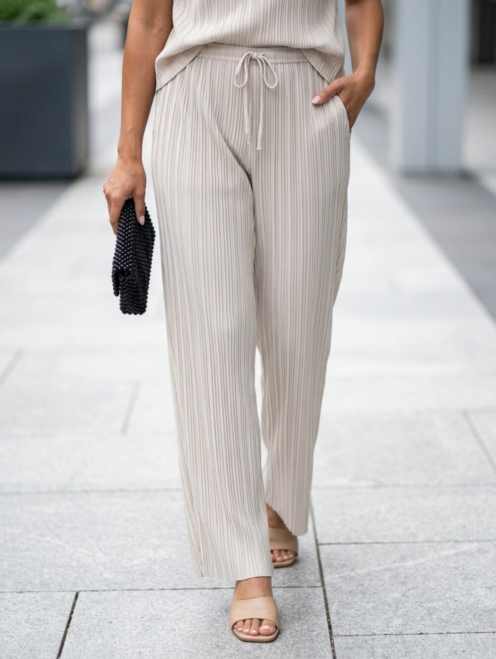 Uniqlo Beige Pleated Drawstring Pants